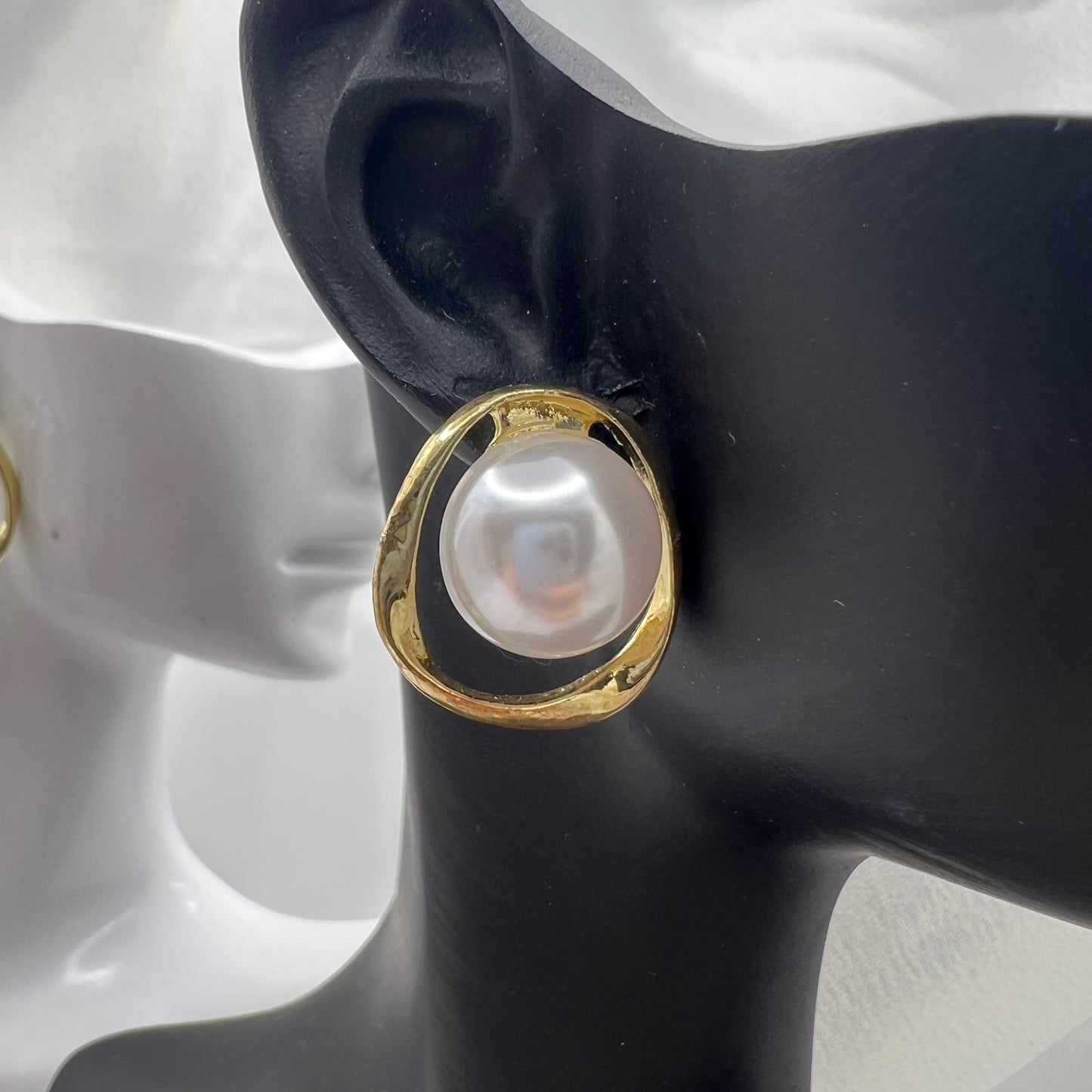 Eloria Pearl Frame Earrings