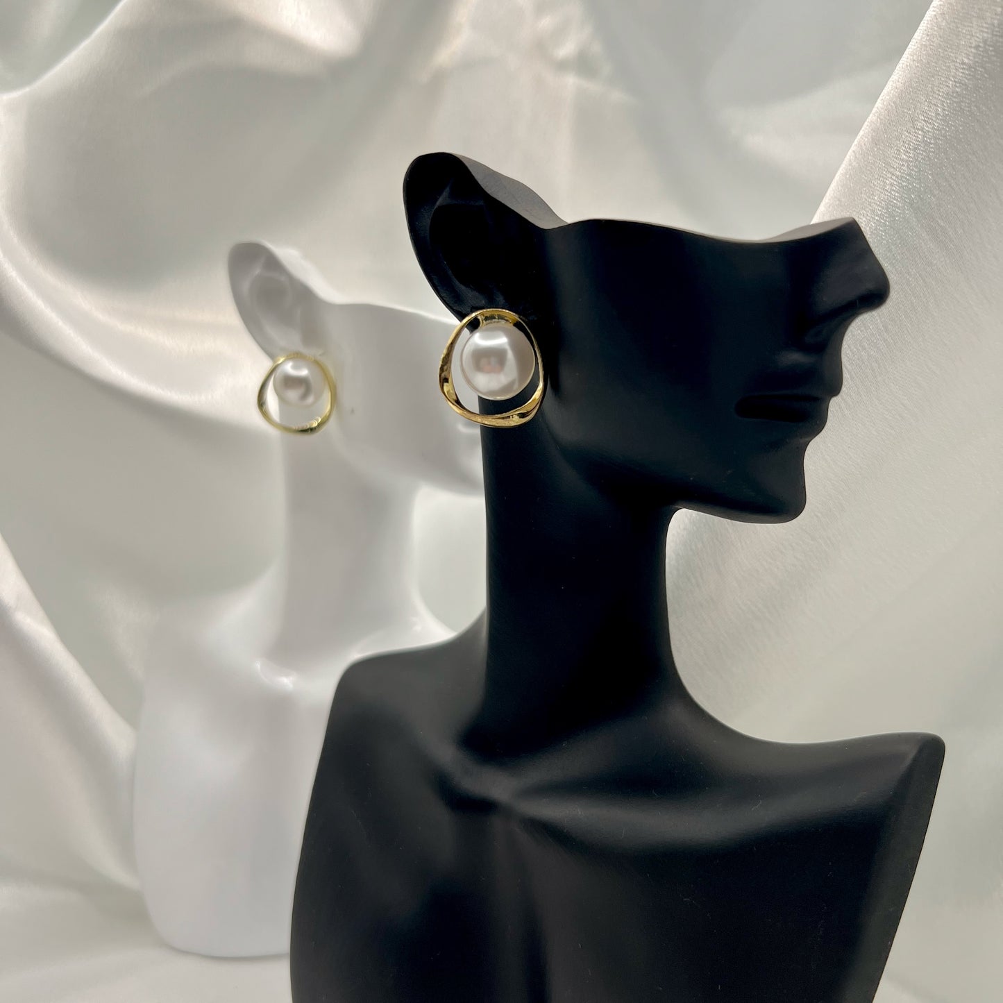 Eloria Pearl Frame Earrings