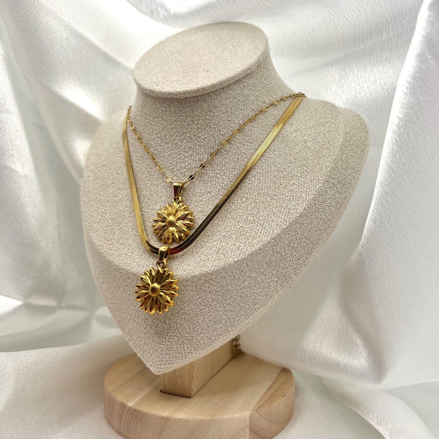 Solena Daisy Necklace
