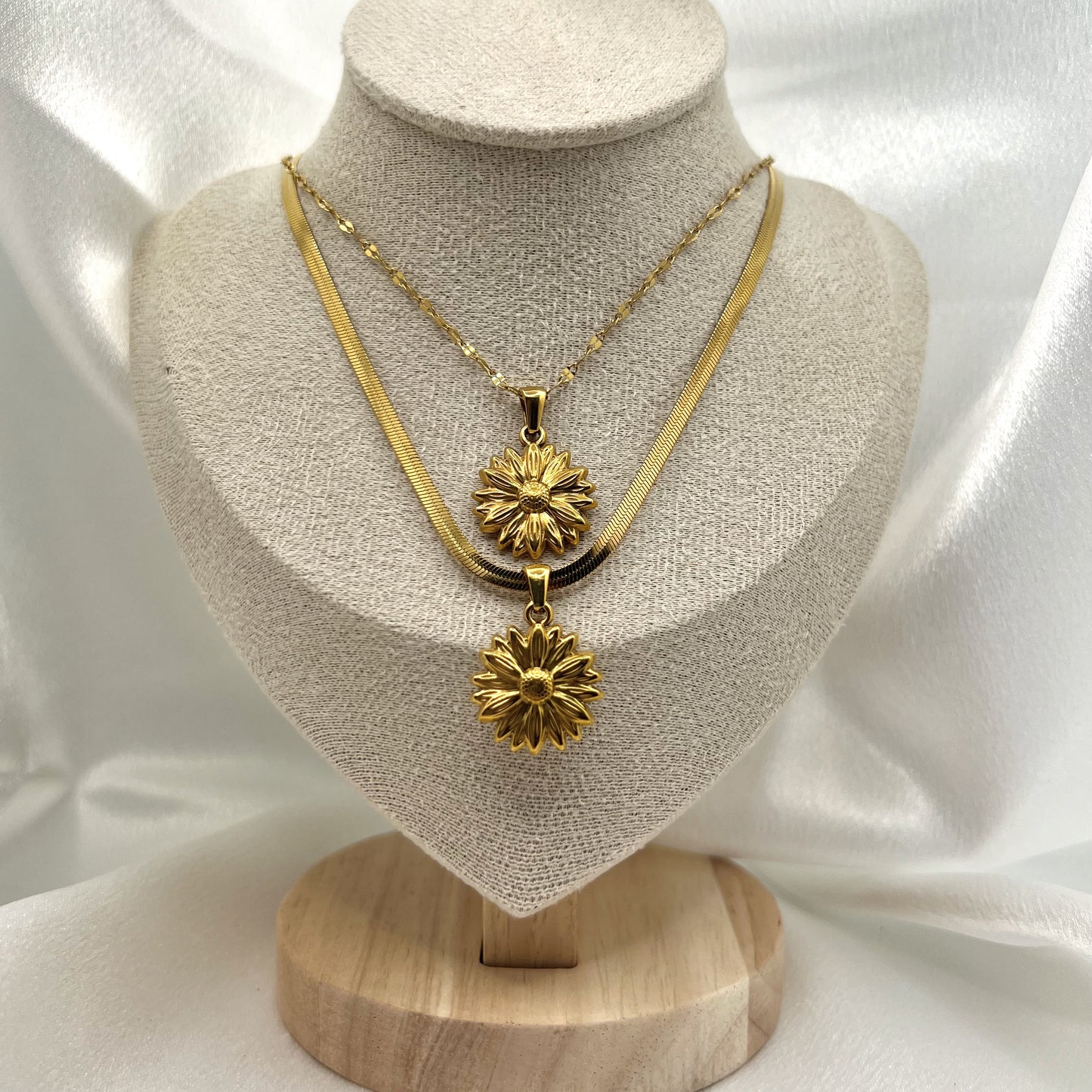 Solena Daisy Necklace