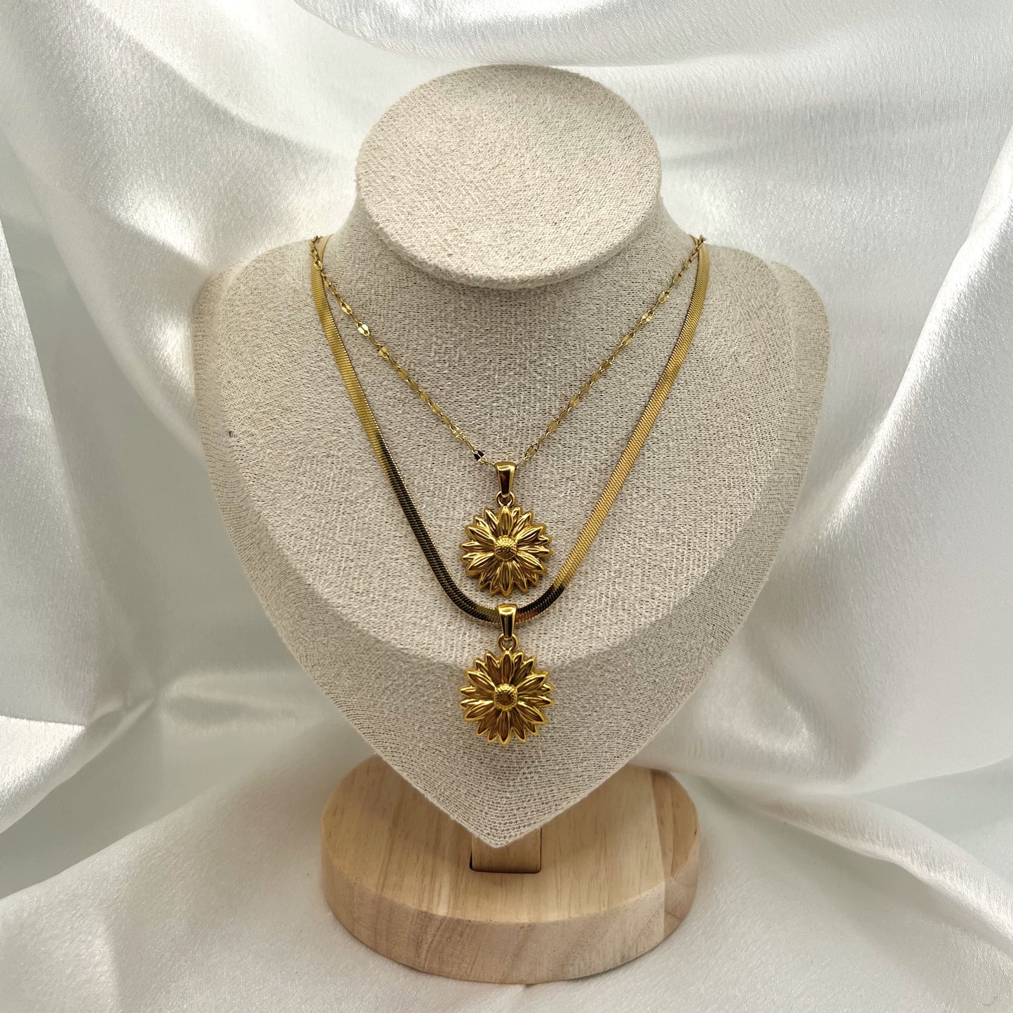 Solena Daisy Necklace