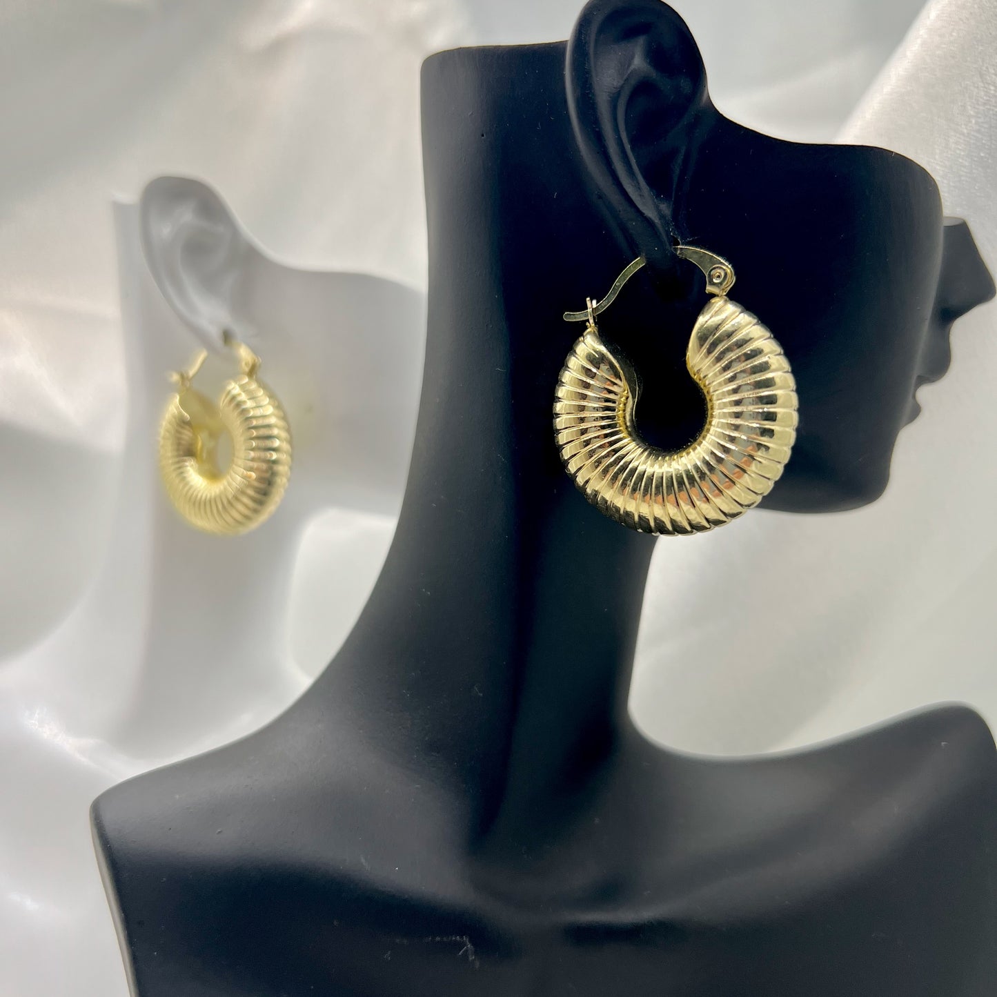 Zafira Ribbed Hoop Earrings